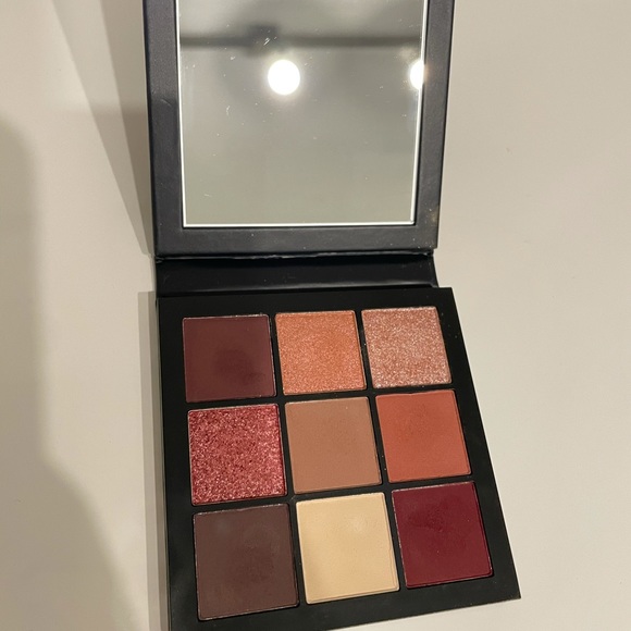 HudaBeauty Mauve obsessions eye shadow plate - Picture 2 of 3